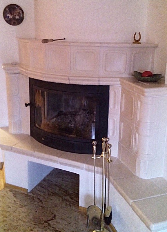 Bílý kachlový krb