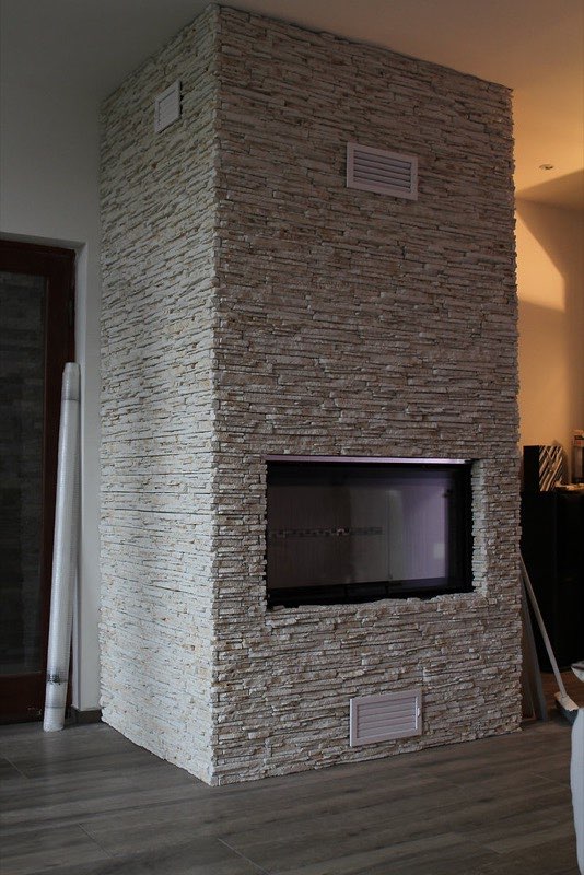 Krb s bílým kamenným obkladem