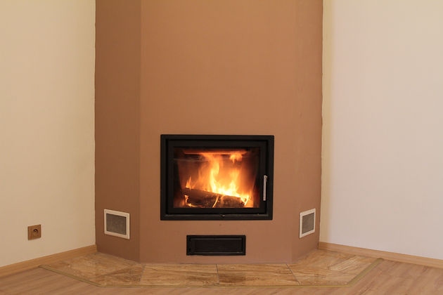 Rohový krb s ohněm